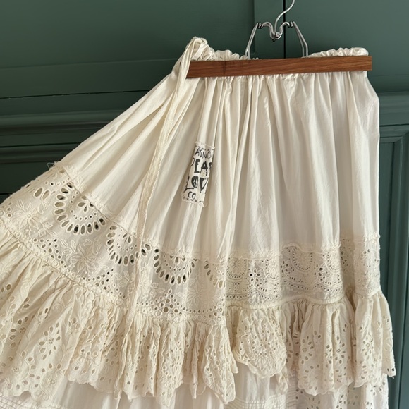 Elegant White Lace Skirt - Picture 2 of 7